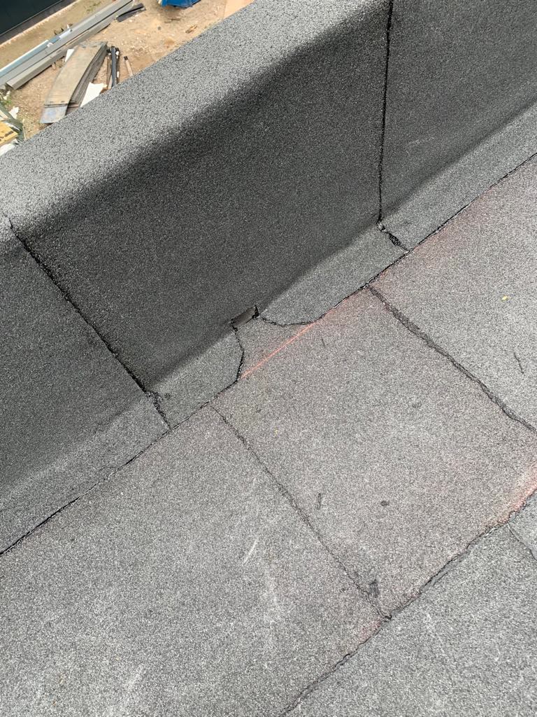 Detail van een ingebrande naad tussen twee banen bitumen
